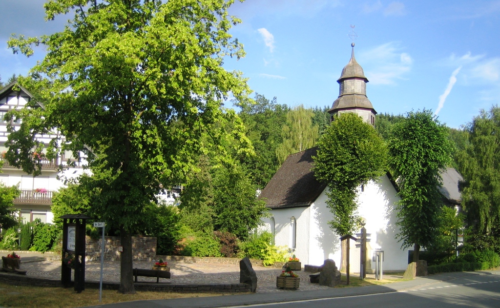 Dorfplatz Liesen mit alter Kirche